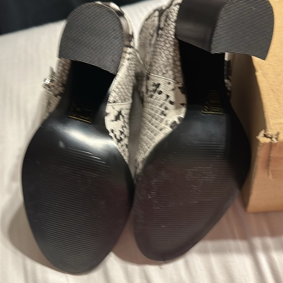Aldo Boots size 6.5  (37) Snake skin design New Leather 3.75” heels Black Grey - Picture 8 of 12